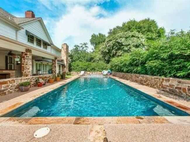 Building Photo - 20115 Echo Falls Dr