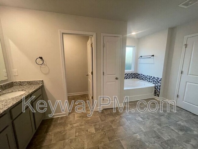 Building Photo - 532 Myrtle Crst