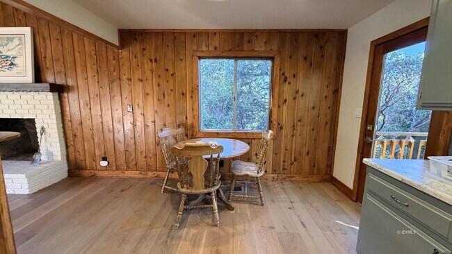 Building Photo - 2 Bedroom View Home