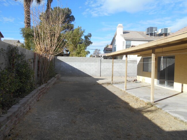 Building Photo - 1 story SFR with 3 bedrooms, 2 bathrooms a...