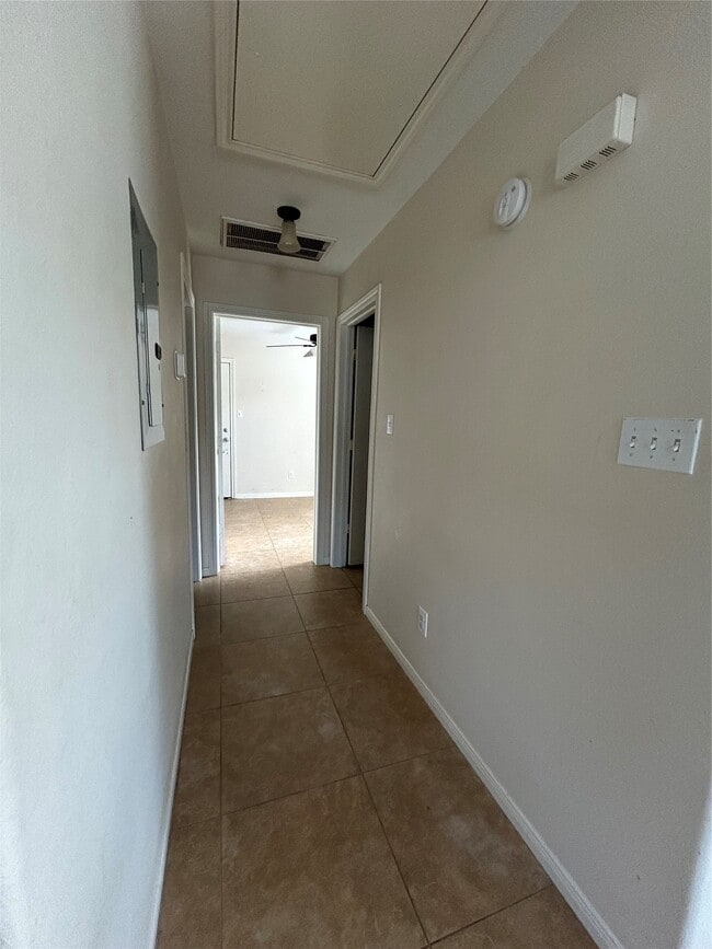 Building Photo - 3735 Putnam Dr