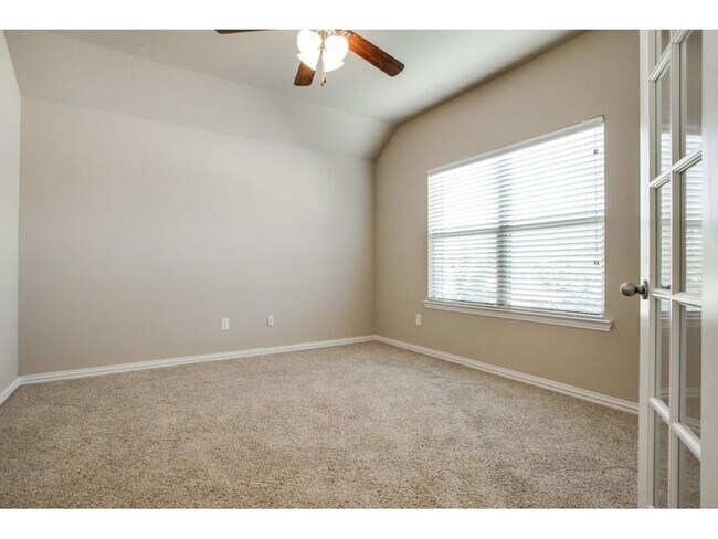 Building Photo - 1120 Villa Paloma Blvd