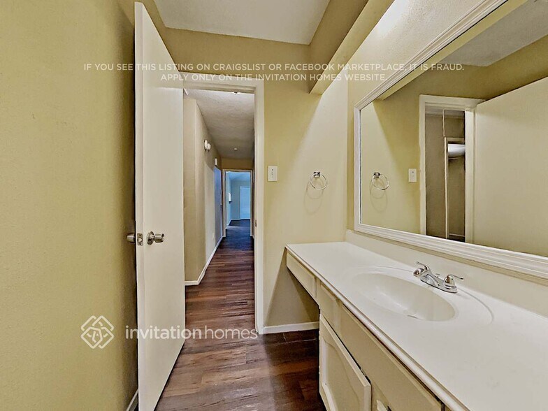 Building Photo - 6530 Bridgegate Dr