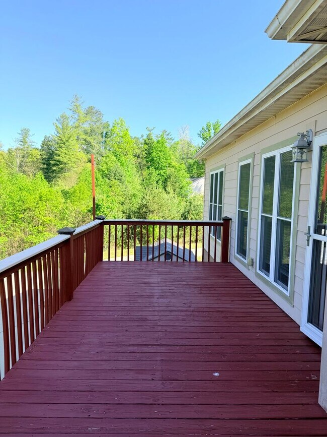 Building Photo - Spacious 3 Bed, 3.5 Bath Home - Convenient Mars Hill Location
