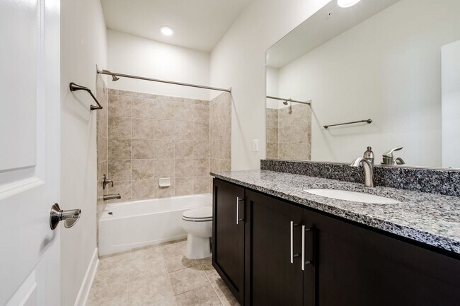 Building Photo - Updated 3br/2.5ba Condo Townhome Alexandria Walk to Metro