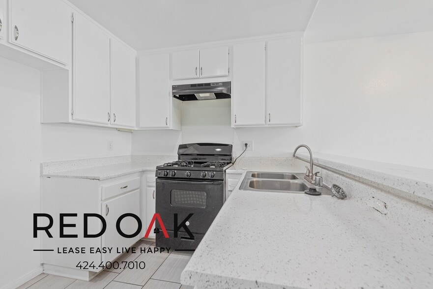 Building Photo - 16200 Vermont Ave