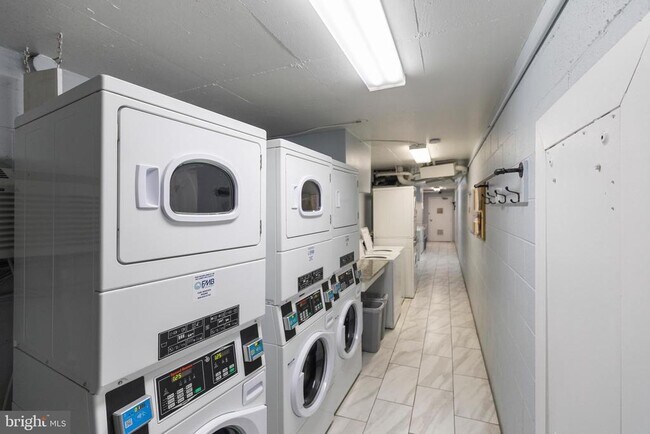 Building Photo - 2030 N Adams St