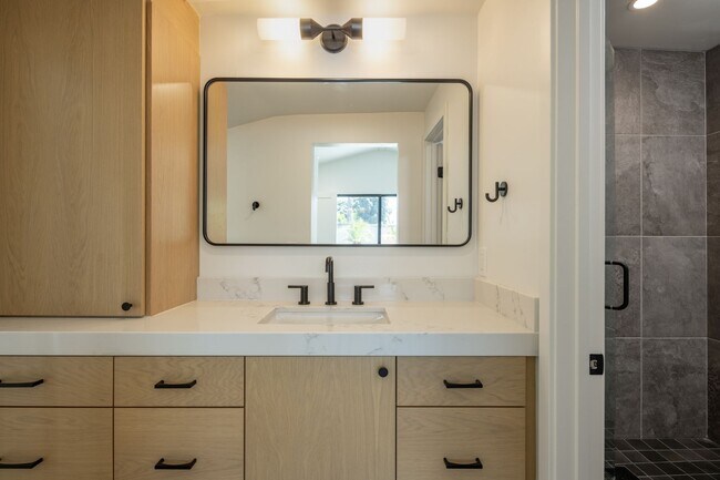 Building Photo - Gorgeous Fully Remodeled 5 Bedroom Home wi...