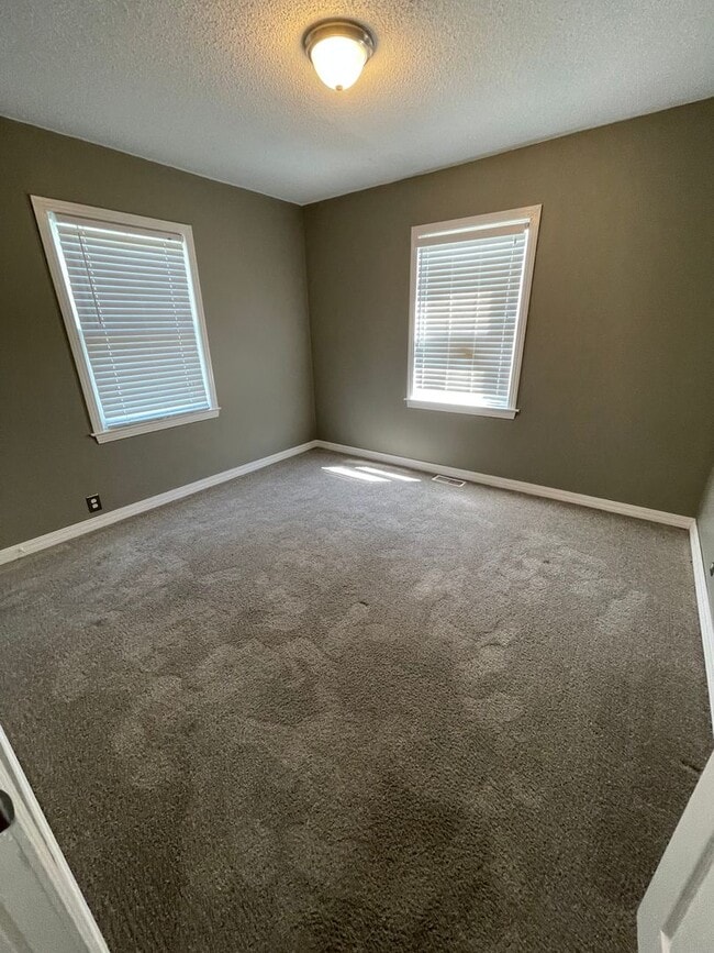 Building Photo - 2 Bedroom, 1 bathroom with Detached Garage!