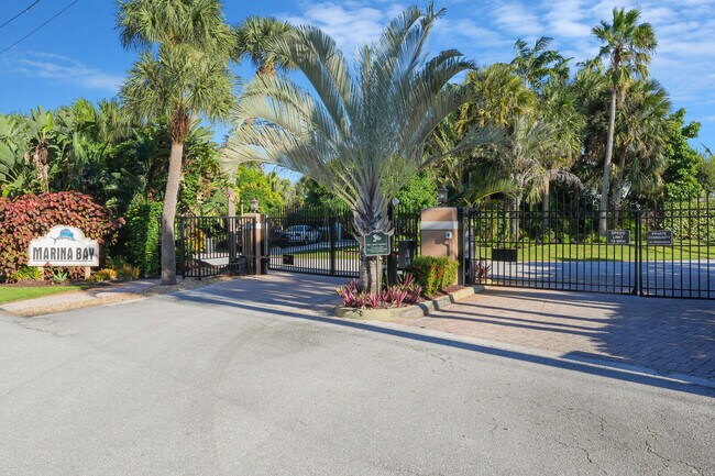 Building Photo - 8951 SE Marina Bay Dr