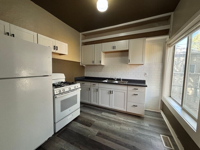 Building Photo - 1 Bedroom 1 Bathroom w/Office - Available ...