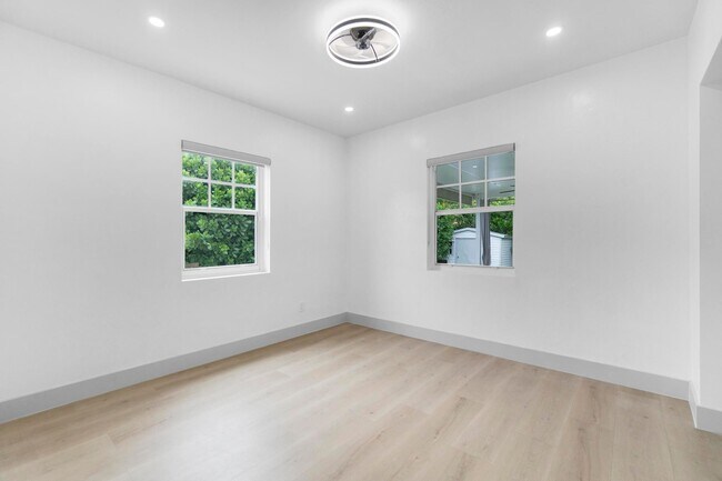 Building Photo - 570 SW 45th Ave