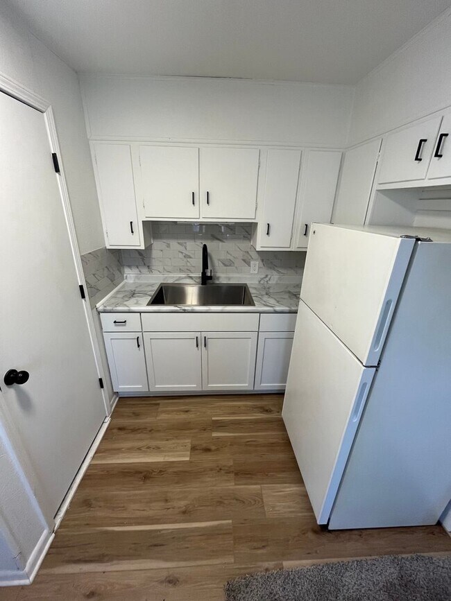 Building Photo - New 2 bedroom listing! MOVE IN SPECIAL