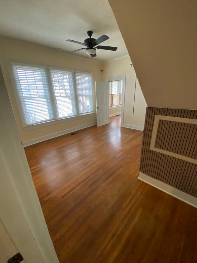 Building Photo - 156 College St