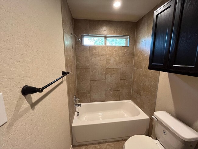 Building Photo - 6866 Lakeview Dr.