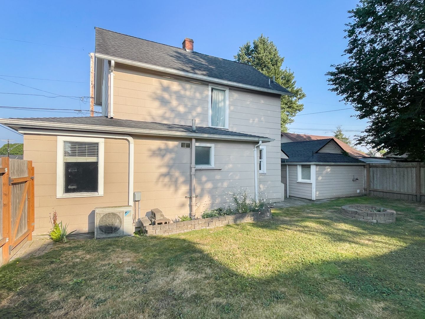 Building Photo - Cute Downtown 2 Bedroom House with Garage & Fenced Yard - Dogs Welcome