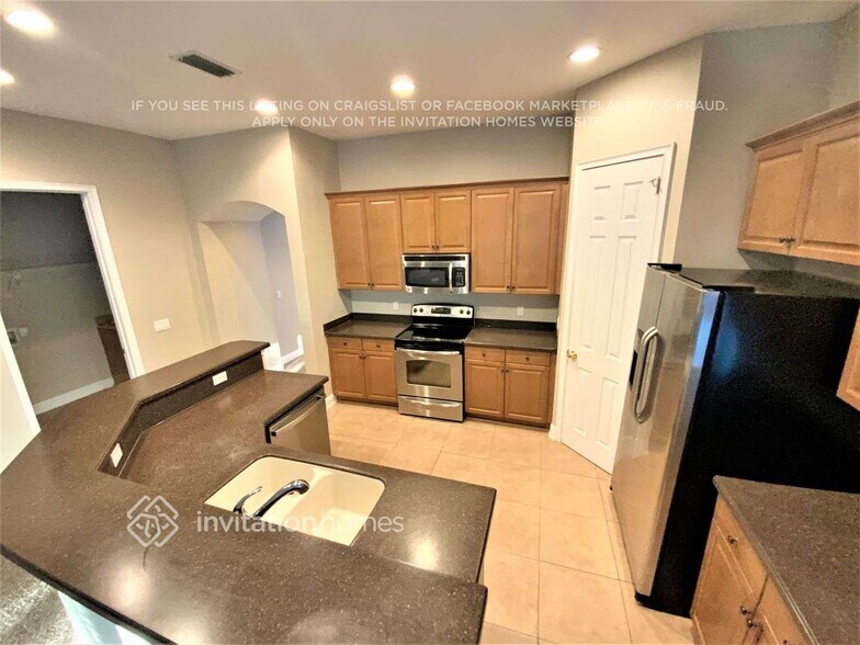 Building Photo - 133 W Village Dr