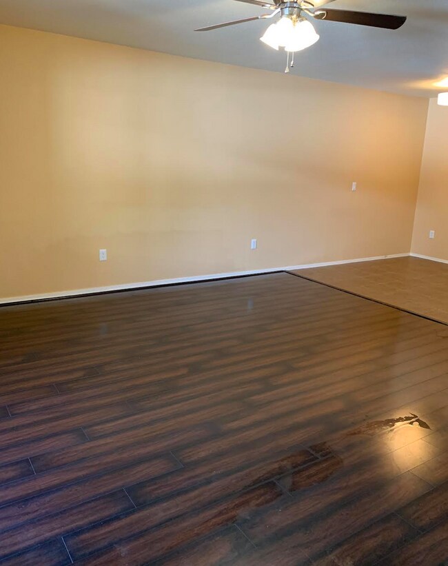Family room - 1385 W University Ave