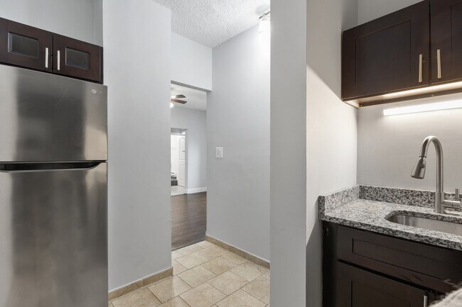 Building Photo - 4520 N Clarendon Ave