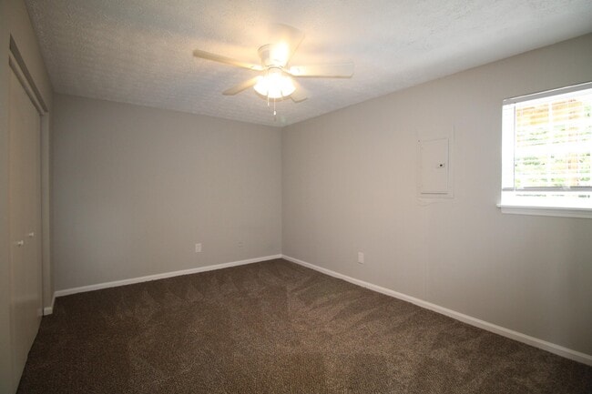 Building Photo - 414 Lakeview Dr