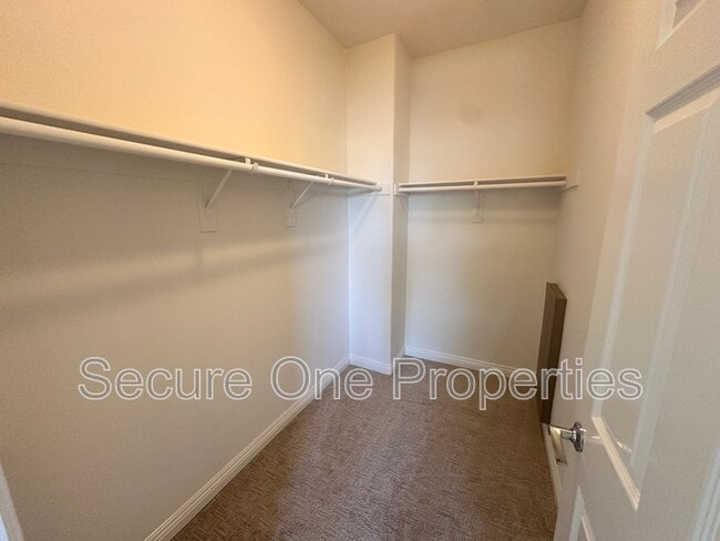 Building Photo - 208 Riverdale Ct