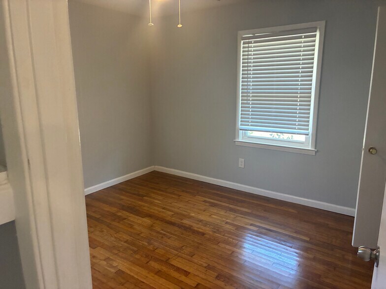 Building Photo - Room in Duplex on Union Rd SW