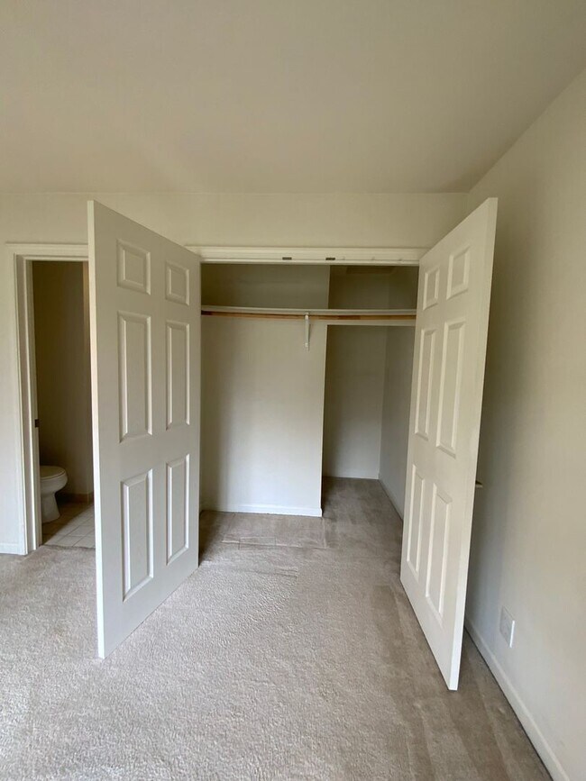 Building Photo - Spacious 2BD/2BA Apartment With Private Ba...