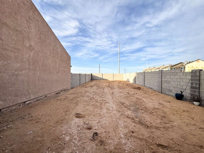 Building Photo - "Charming 3-Bedroom, 2 Bathroom Home in Yuma!"