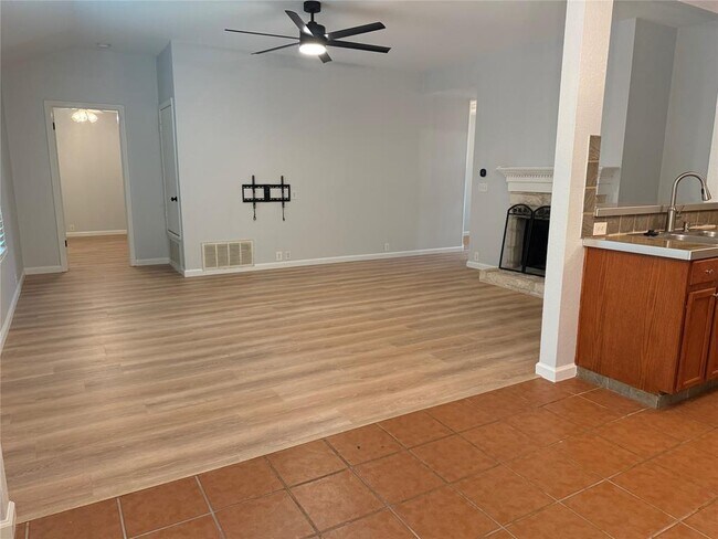 Building Photo - 2125 Kaiser Dr
