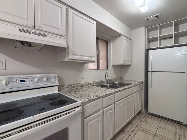 Building Photo - 3 Bedroom Townhouse with a 2 car garage and a middle courtyard area