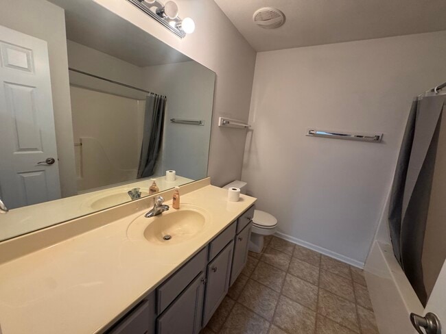 Building Photo - 3308 E St Charles Rd