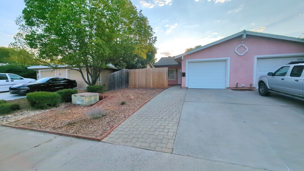 Primary Photo - 10402 S White Rock Rd
