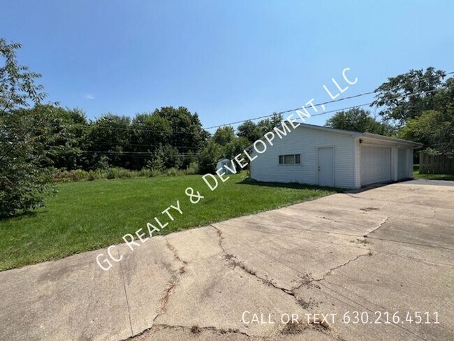 Building Photo - 1085 Basswood St