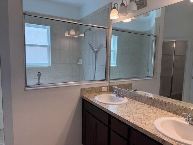 Building Photo - 4 bed 2.5 bath single family