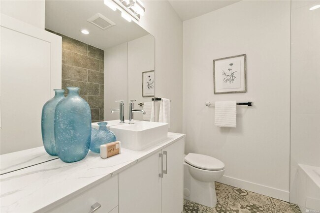 Building Photo - Newer 2 Bed/ 2 Bath Townhome in North Beacon Hill