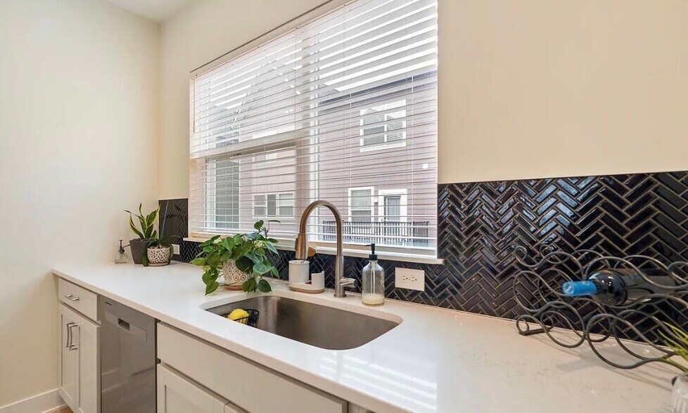 Building Photo - 2125 Coretta Way