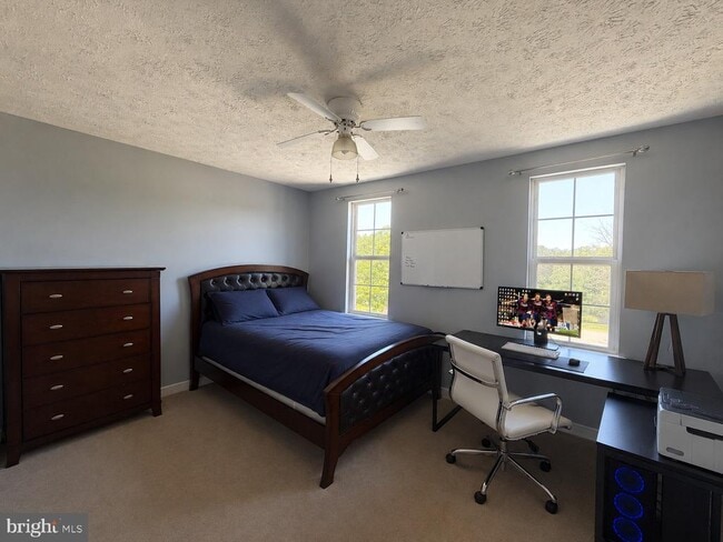 Building Photo - 407 Tamarack Cir