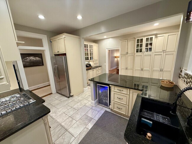 Building Photo - 1253 Magnolia Curve