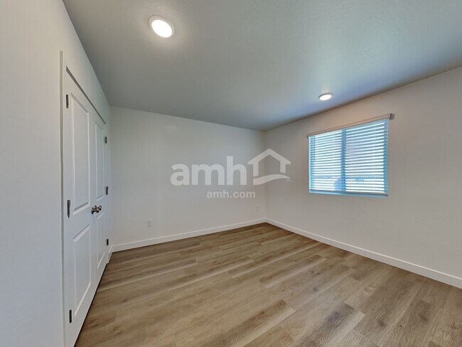 Building Photo - 12523 W Flynn Ln