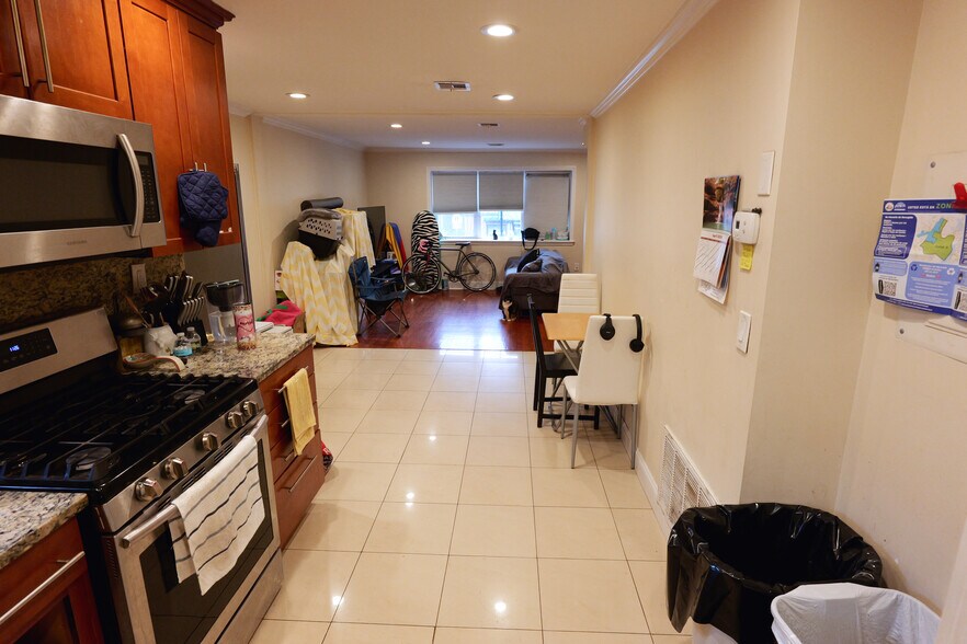 Building Photo - 245 Ferry St