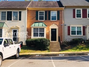 Building Photo - 3 Bed/3.5 Bath Townhome with Fenced Yard / Available Soon!