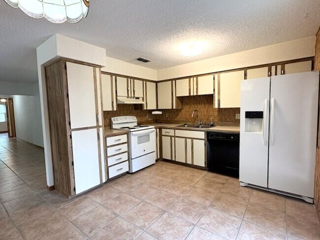 Building Photo - Cozy 2 Bedroom First Floor Condo!