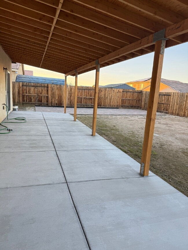 Building Photo - Solor Savings!  Beautiful modern interior with open floorplan for entertaining.  Large backyard w...