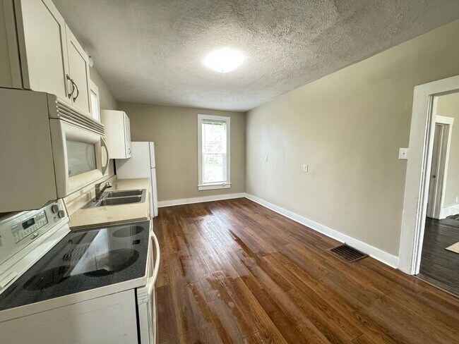 Building Photo - ** Move IN Special ** 2 bedroom 1 bath hom...