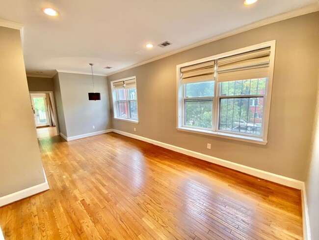 Building Photo - Logan/Dupont 1BR 1BA unit with hardwood fl...