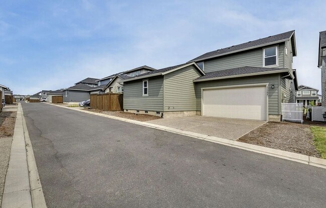 Building Photo - Discover the Charm of This Elegant North P...