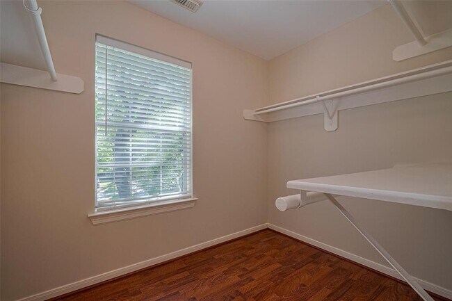 Building Photo - 4707 Gladesdale Park Ln