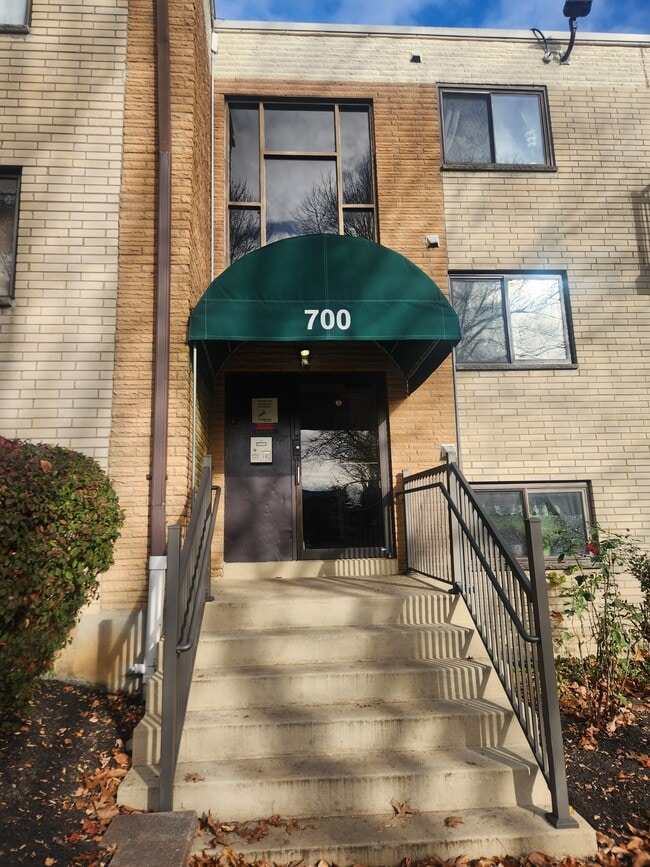 Building Photo - 1575 W Street Rd