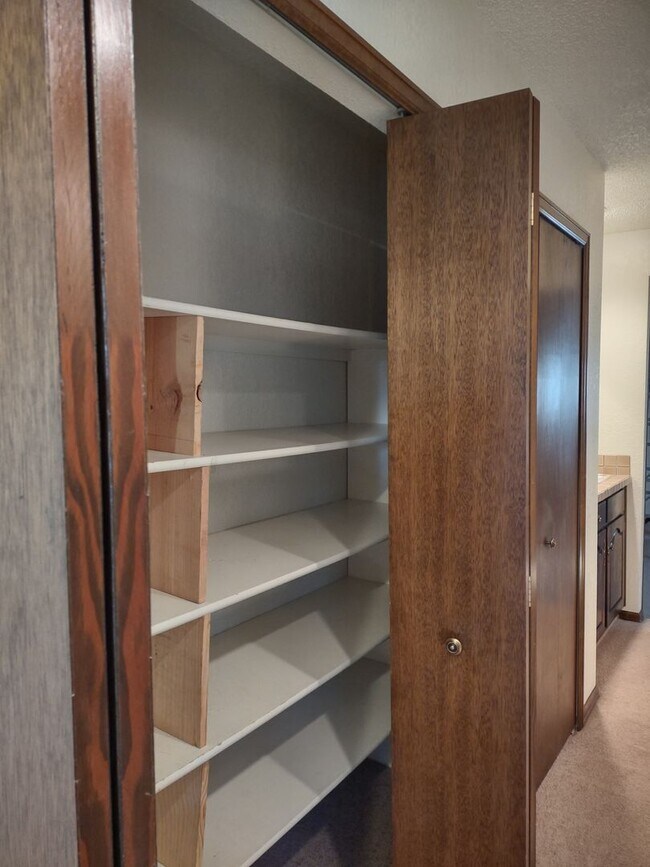 Building Photo - ALL PROSPECTIVE TENANTS MUST SUBMIT A ON L...