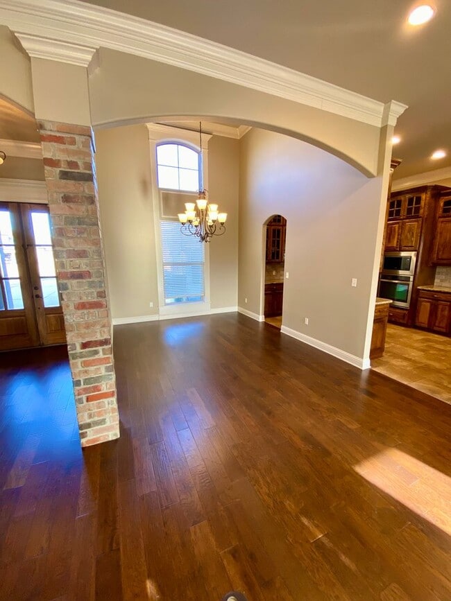 Building Photo - ** AVAILABLE JUNE 1ST ** STUNNING 4/3.5 IN...
